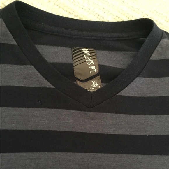 Bailey's Point ⬇️Excellent Cond - Shirt Sleeve, $4 - Picture 2 of 2